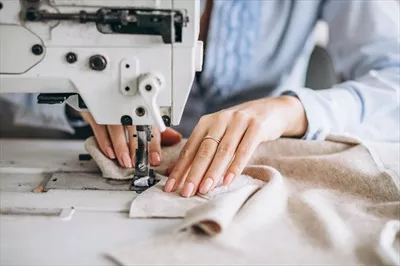 عکس خیاط زن در حال خیاطی