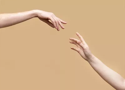عکس دست های زنانه در حال رسیدن به هم