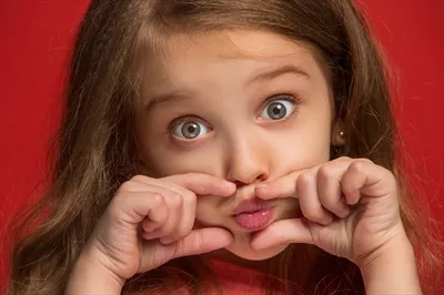 تصویر دختر بچه از نمای نزدیک