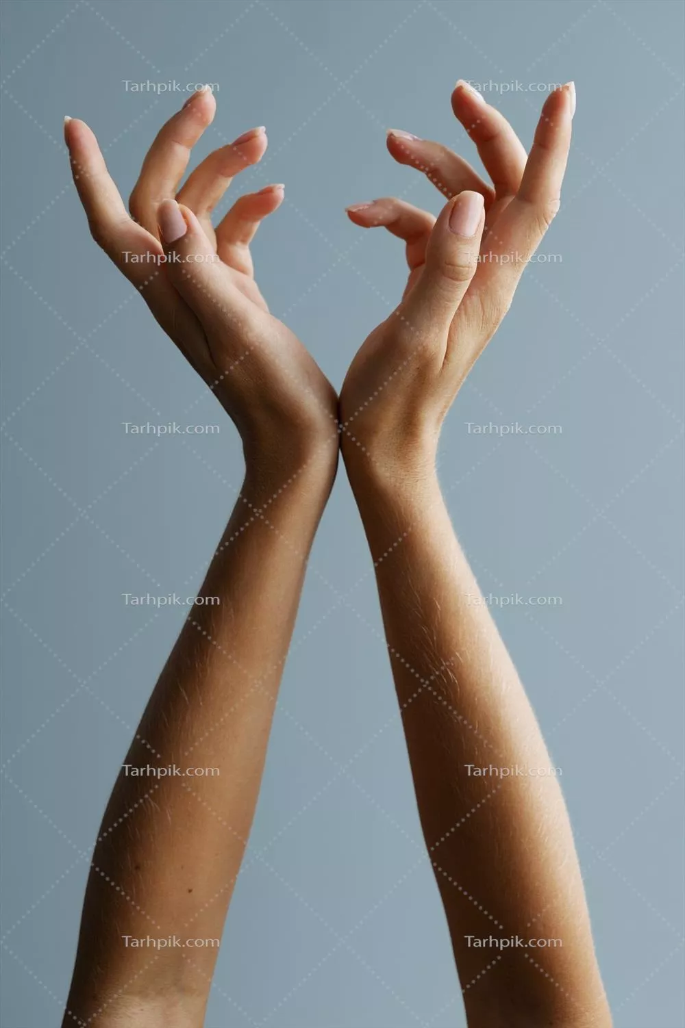 عکس زن با ژست دست رو به بالا