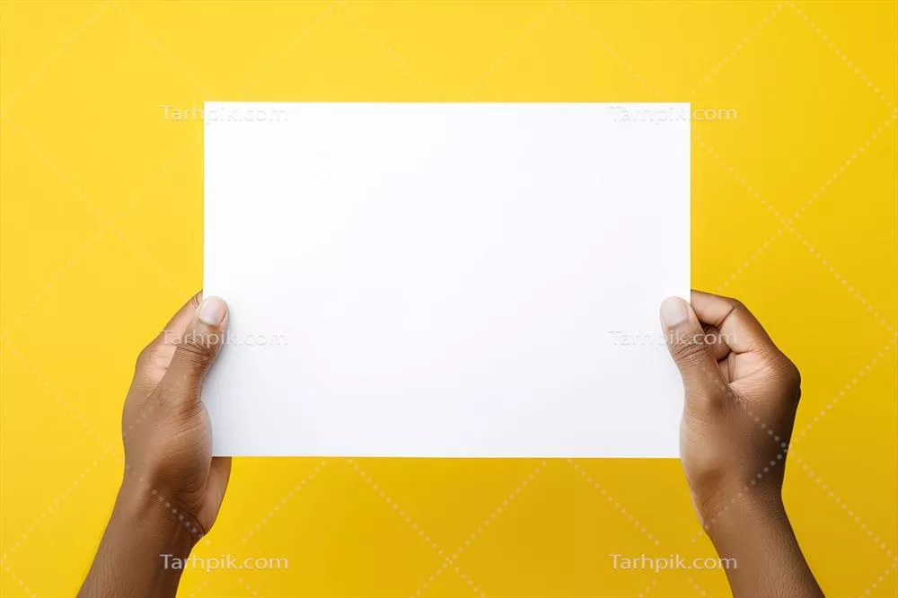 عکس برگه کاغذ در دست مناسب موکاپ