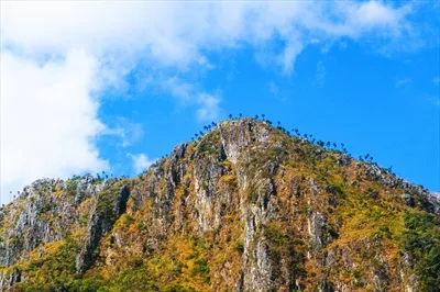 عکس منظره زیبا از کوه سنگی با نمای آسمان آبی