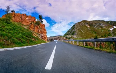 عکس جاده بین تپه های سنگی