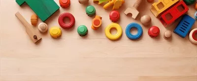 عکس منظره ای از قاب اسباب بازی های بچه ها را در پس زمینه چوبی با  فضای کپی ایجاد کرد