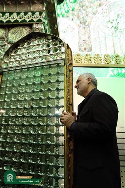 عکس شهید حاج قاسم سلیمانی در حرم امام رضا