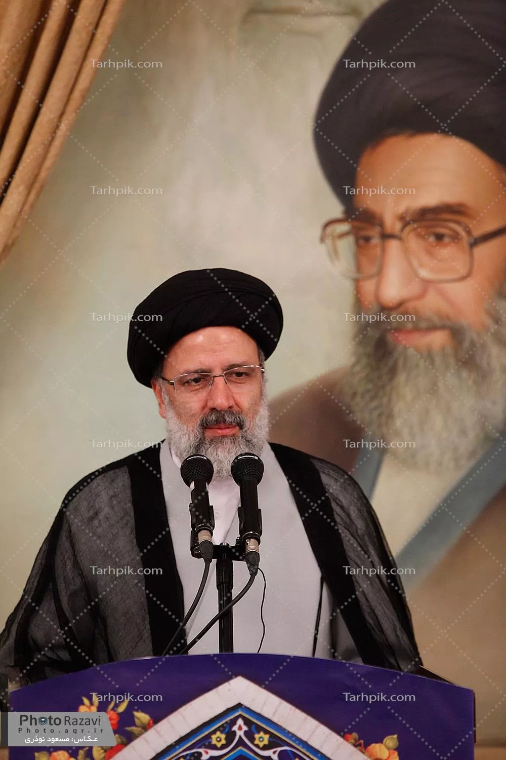 عکس شهید سید ابراهیم رئیسی در حال سخنرانی