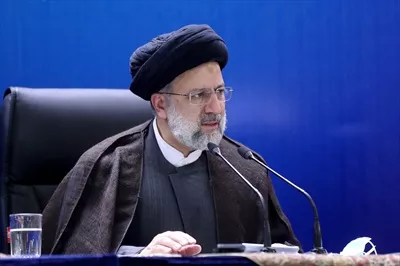 عکس شهید جمهور آیت الله سید ابراهیم رئیسی در حال سخنرانی
