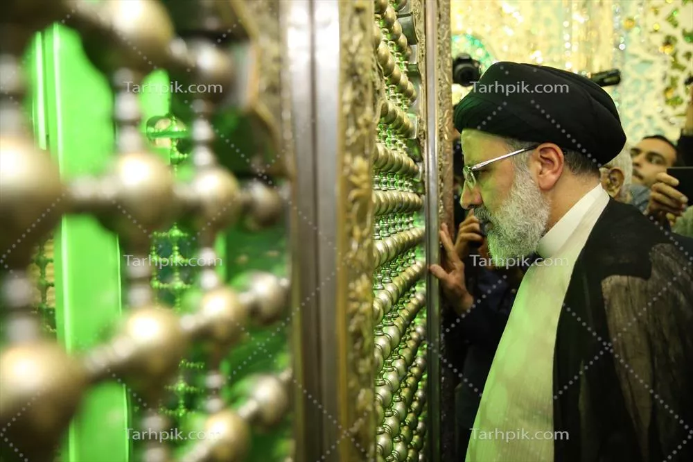 عکس شهید سید ابراهیم رئیسی در حال زیارت