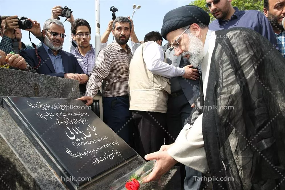 عکس شهید سید ابراهیم رئیسی سر مزار شهید بابایی