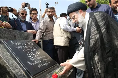عکس شهید سید ابراهیم رئیسی سر مزار شهید بابایی