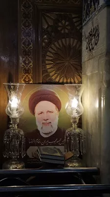 عکس قاب عکس شهید سید ابراهیم رئیسی با شمعدانی و قرآن