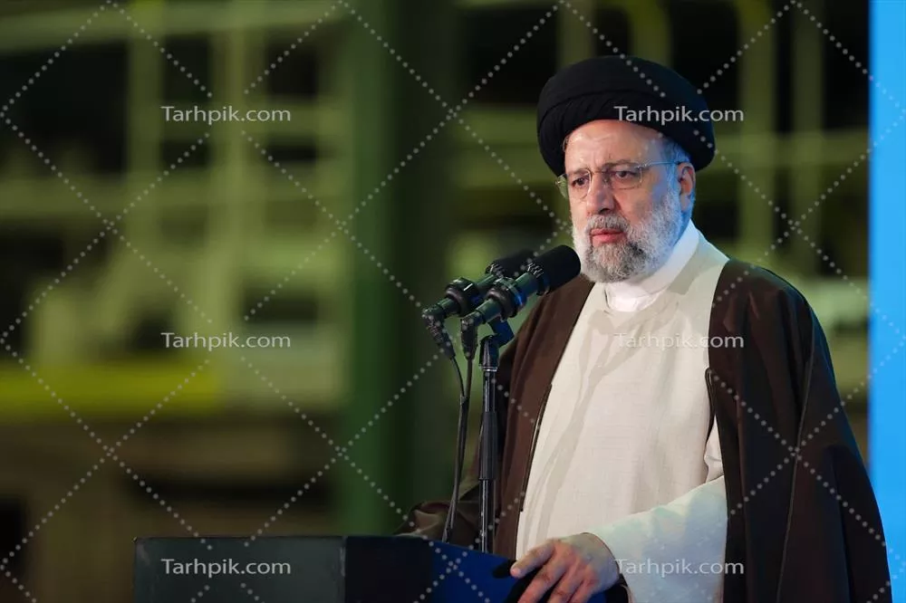 عکس آیت الله سید ابراهیم رئیسی پشت میکروفون