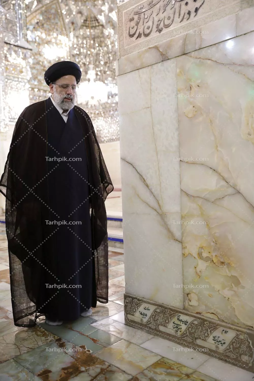 عکس شهید جمهور آیت الله سید ابراهیم رئیسی در حرم امام رضا