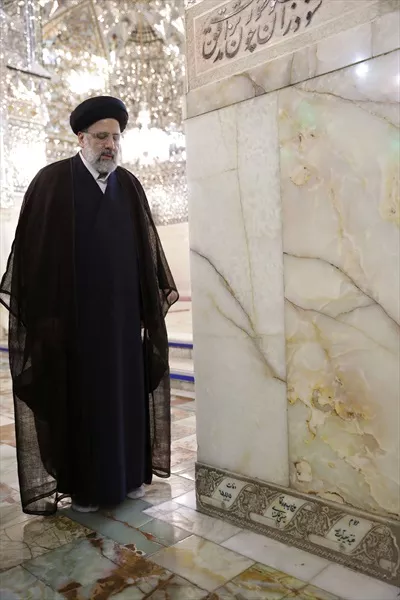 عکس شهید جمهور آیت الله سید ابراهیم رئیسی در حرم امام رضا