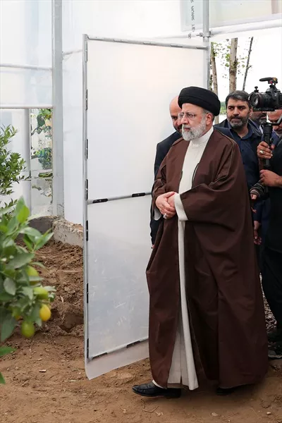 عکس بازدید شهید سید ابراهیم رئیسی از گلخانه