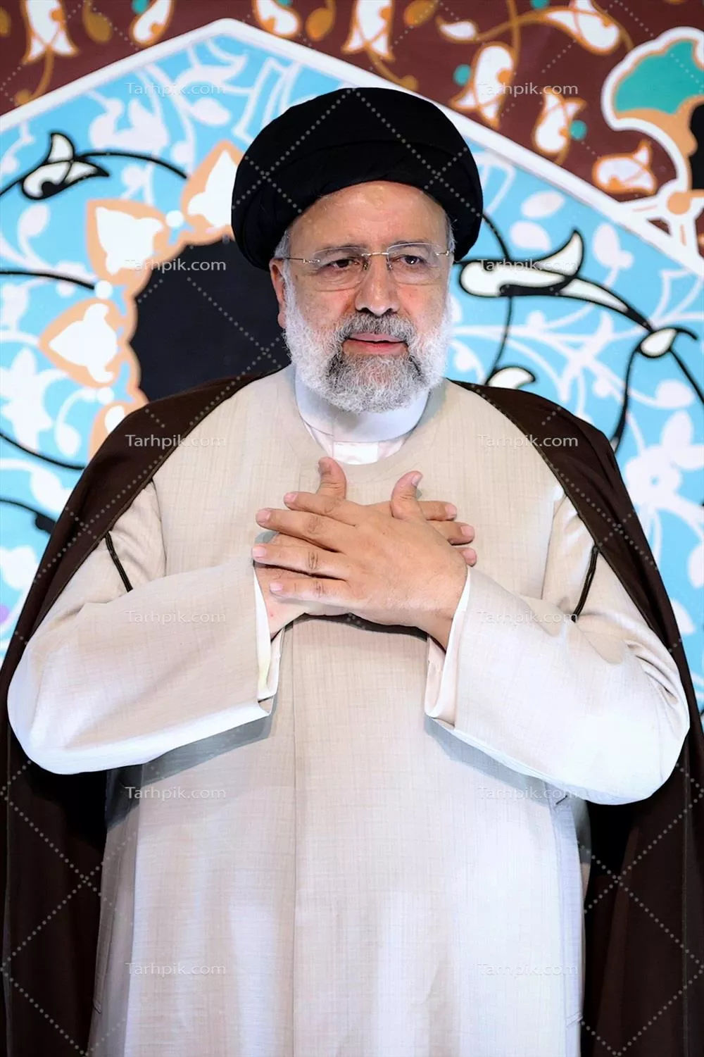 عکس شهید جمهور ابراهیم رئیسی در حال سلام دادن