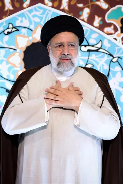 عکس شهید جمهور ابراهیم رئیسی در حال سلام دادن