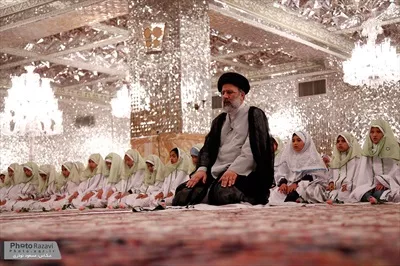 عکس نماز جماعت شهید سید ابراهیم رئیسی در جشن تکلیف دختران