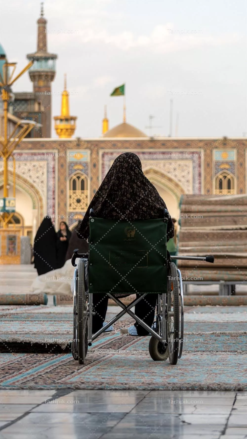 عکس زائر روی ویلچر حرم امام رضا علیه السلام