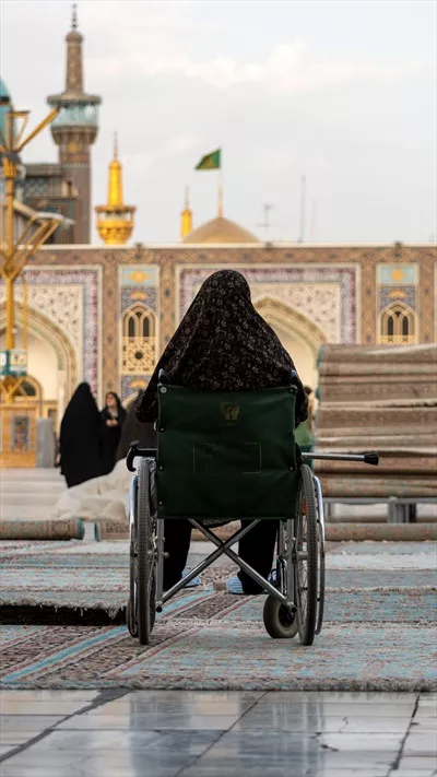 عکس زائر روی ویلچر حرم امام رضا علیه السلام