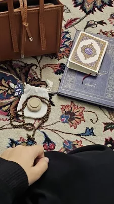 عکس مهر و تسبیح زائر حرم امام رضا