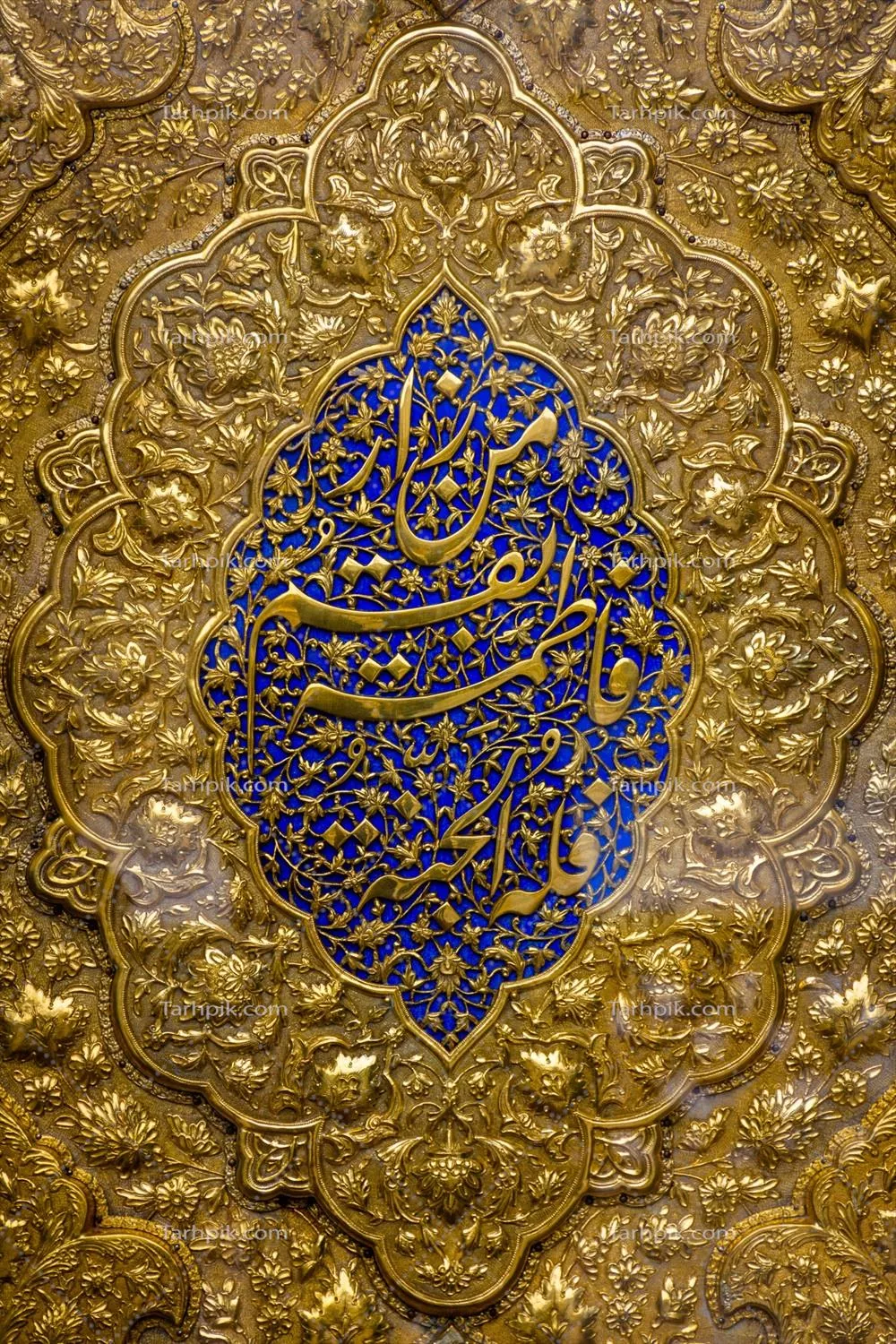 عکس درب طلایی حرم مطهر حضرت معصومه سلام الله علیها