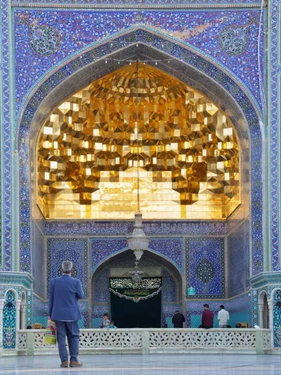 عکس زائر در حرم مطهر حضرت معصومه سلام الله علیها