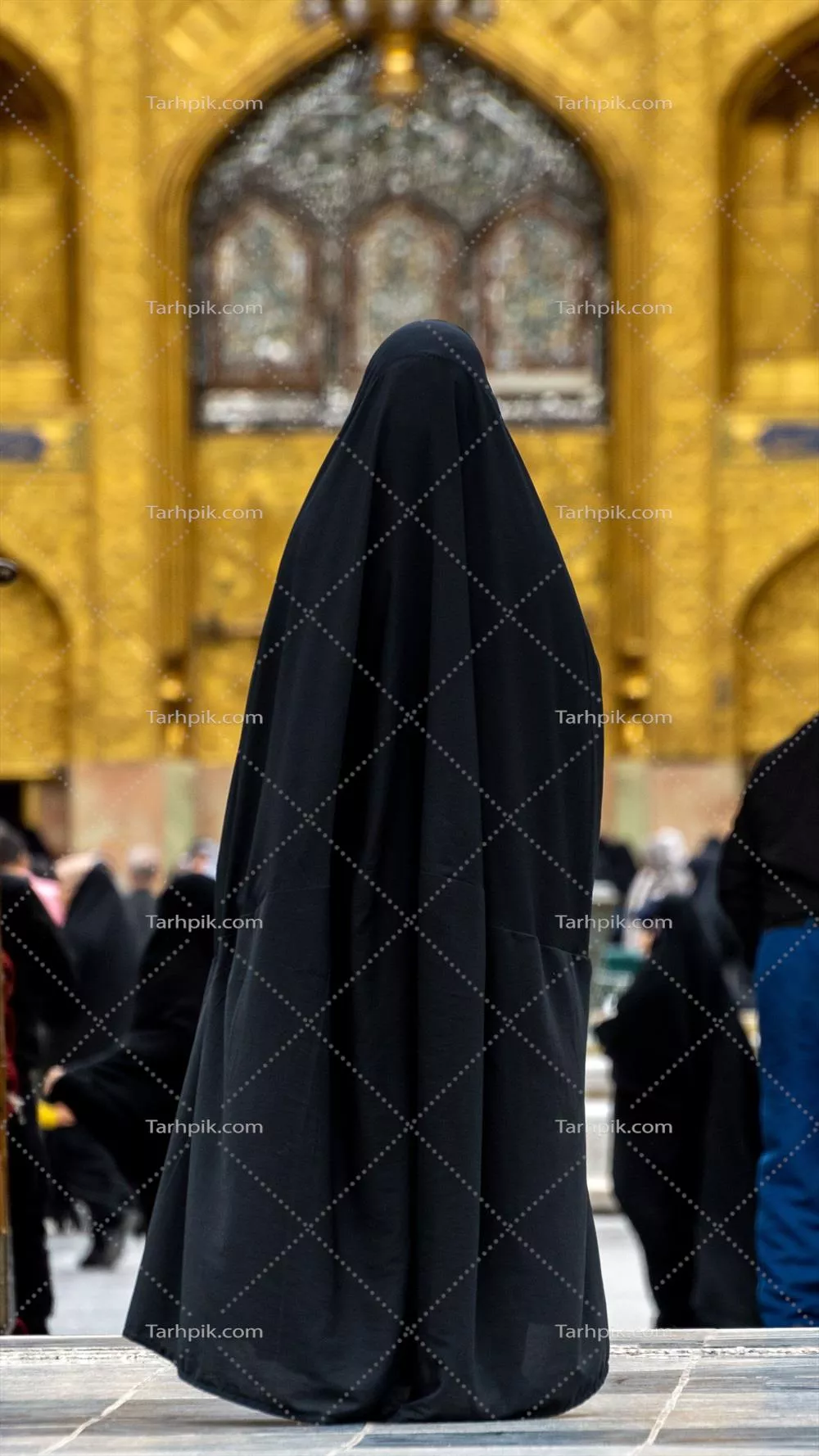 عکس زائر با چادر در حرم مطهر امام رضا