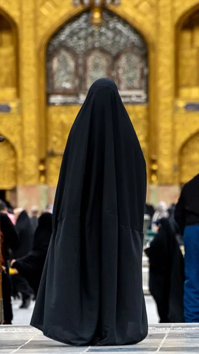 عکس زائر با چادر در حرم مطهر امام رضا