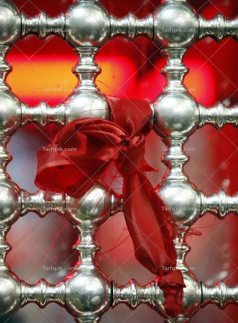 عکس دخیل ضریح حرم امام حسین علیه السلام