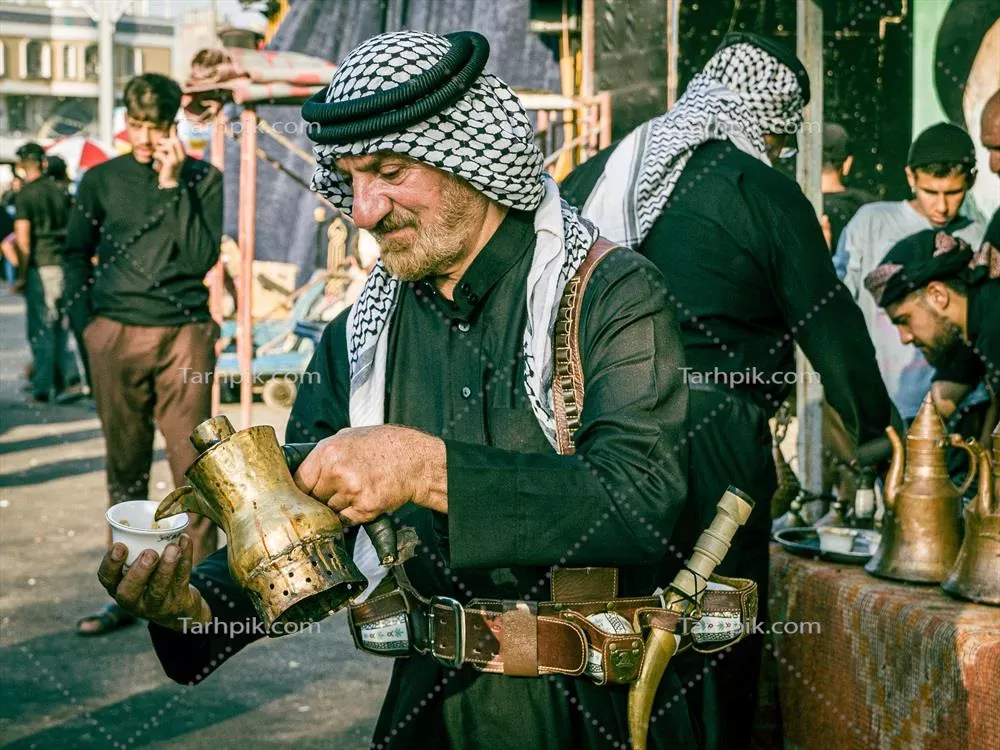 عکس قهوه ریختن موکب دار کربلا برای زائرین پیاده اربعین