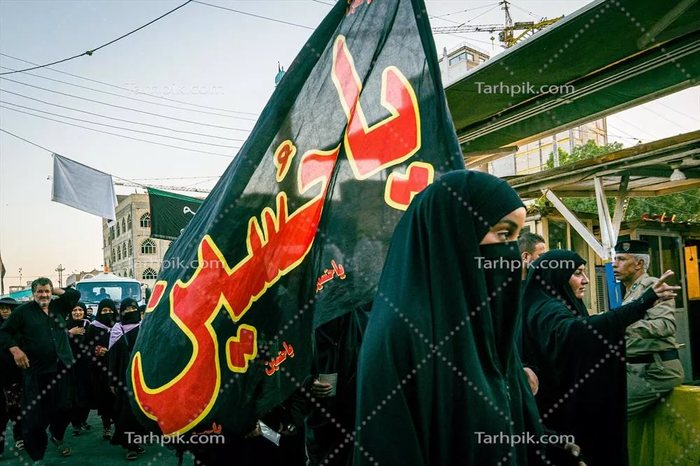 عکس زائر اربعین کربلا همراه با پرچم یا حسین