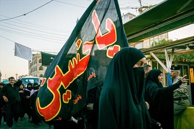 عکس زائر اربعین کربلا همراه با پرچم یا حسین