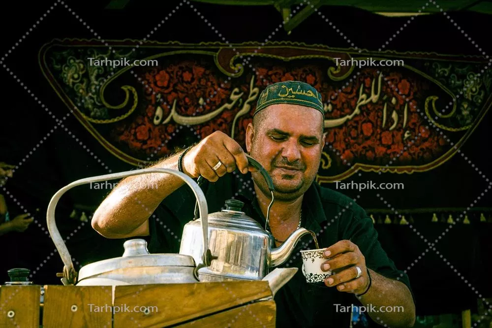 عکس چای ریختن موکب دار عراقی برای زائرین اربعین کربلا امام حسین