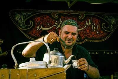 عکس چای ریختن موکب دار عراقی برای زائرین اربعین کربلا امام حسین