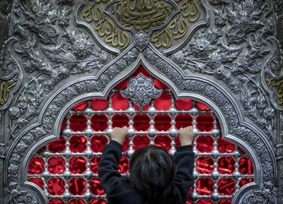 عکس زائر ضریح حرم امام حسین (ع)