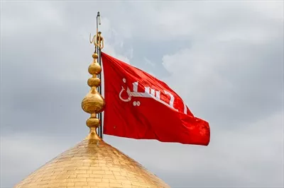 عکس پرچم یا حسین روی گنبد طلایی حرم امام حسین علیه السلام