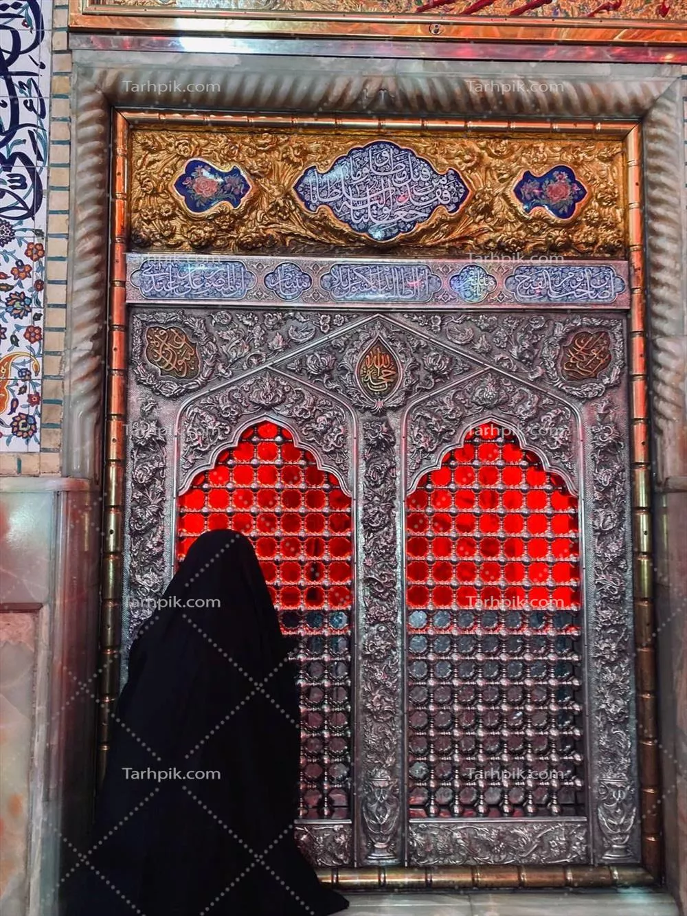 عکس زائر در پنجره فولاد حرم امام رضا علیه السلام