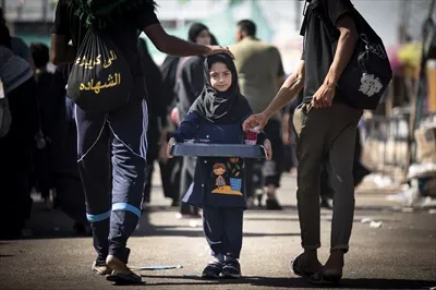 عکس دختر بچه در حال پذیرایی از زائران کربلا