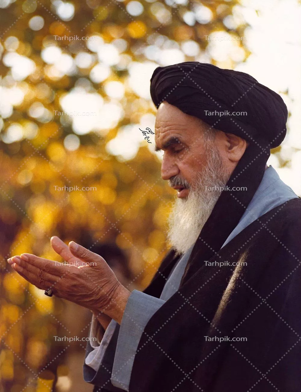 عکس امام رحمت الله علیه امام خمینی رهبر سابق انقلاب اسلامی در حال دعا کردن