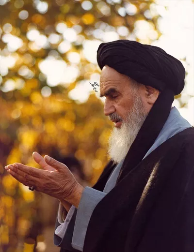 عکس امام رحمت الله علیه امام خمینی رهبر سابق انقلاب اسلامی در حال دعا کردن