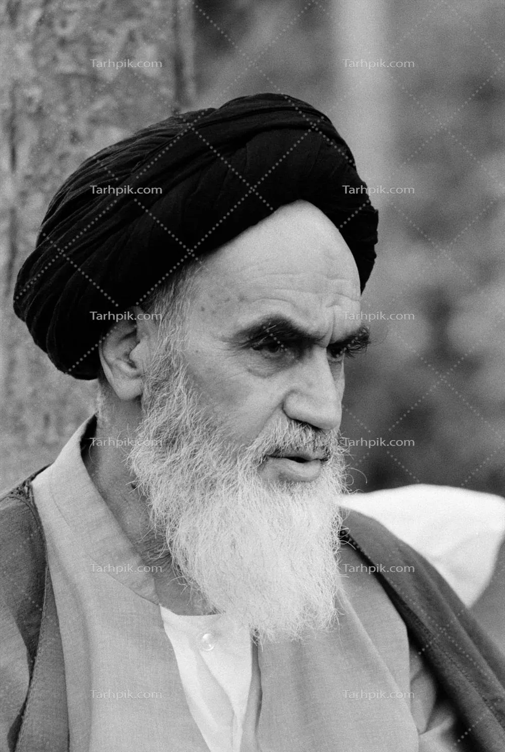 عکس سیاه و سفید از رهبر پیشین انقلاب سید روح الله خمینی