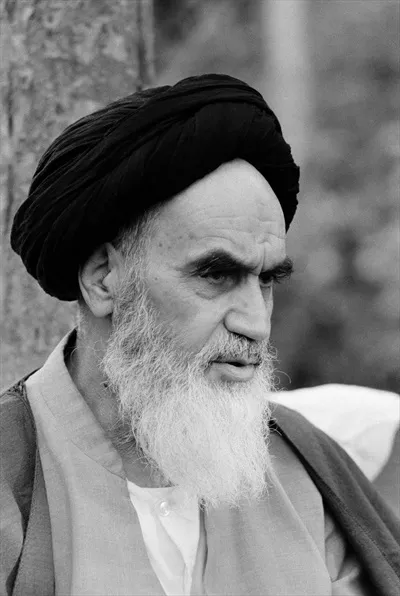 عکس سیاه و سفید از رهبر پیشین انقلاب سید روح الله خمینی