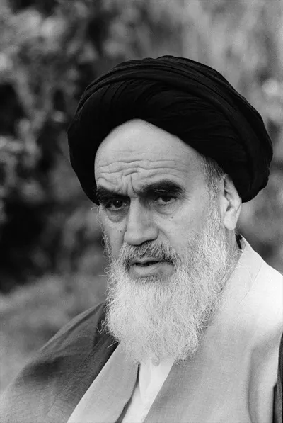 عکس سیاه و سفید امام خمینی رهبر پیشین انقلاب بنیانگزار جمهوری اسلامی ایران