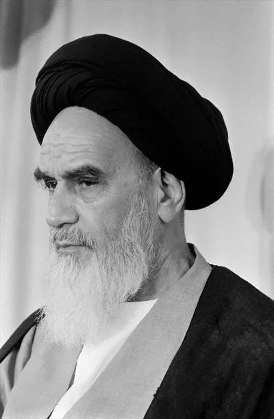 عکس سیاه و سفید از چهره ی رهبر سابق انقلاب سید روح الله خمینی