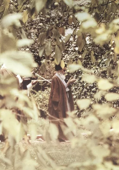 عکس امام خمینی در حال نماز خواندن در فضای باز