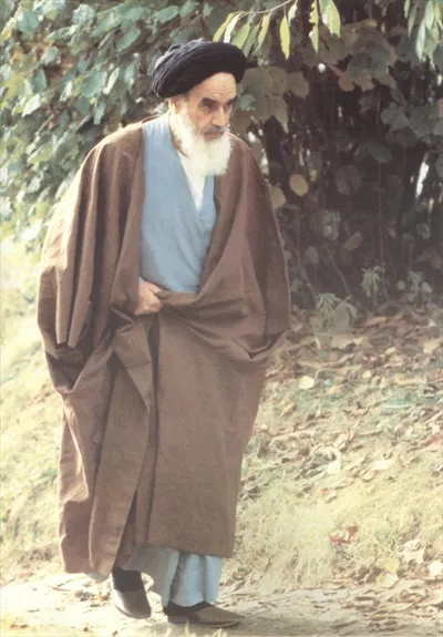 عکس امام خمینی در حال قدم زدن