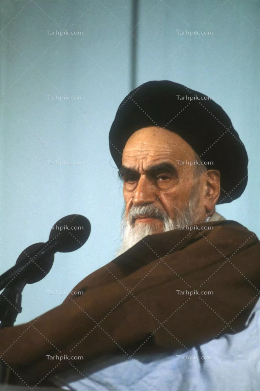 عکس سید روح الله خمینی رهبر انقلاب در حال سخنرانی
