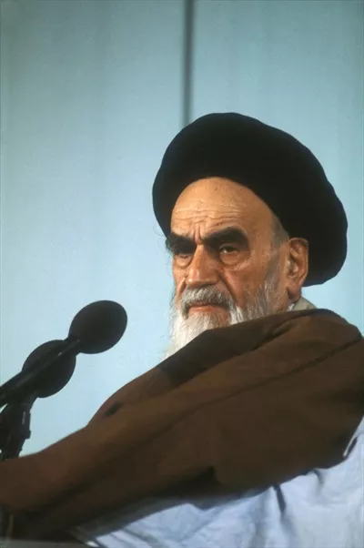 عکس سید روح الله خمینی رهبر انقلاب در حال سخنرانی