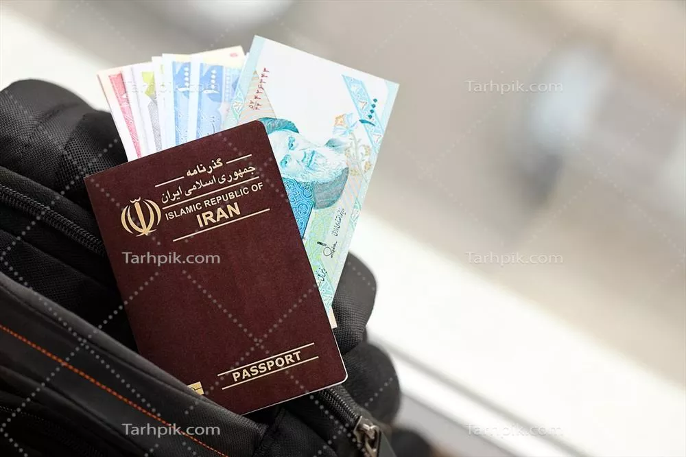 عکس گذرنامه ایران با بلیط هواپیما و پول در کوله پشتی توریستی